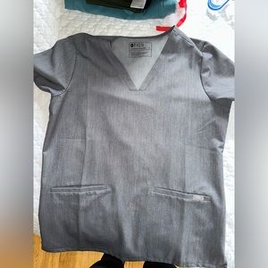 Grey figs medium 3 pocket scrub top